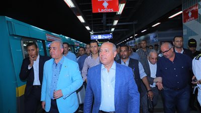 وزير النقل يتابع انتظام العمل بالخطين الثاني والثالث لمترو الأنفاق (صور)