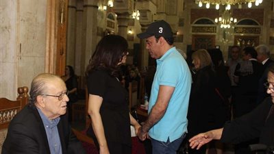 أبرزهم الصريطي والشوباشي وصباحي.. نجوم الفن والمجتمع في عزاء والدة عزة بلبع