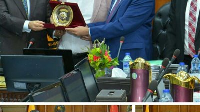 محافظ بني سويف يكرم عمداء الإعلام والتربية والتجارة لبلوغهم سن التقاعد