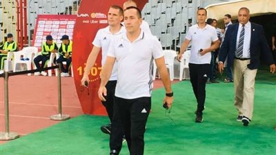 بالصور.. وصول طاقم حكام القمة أرض ملعب برج العرب