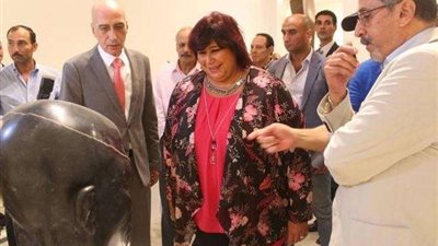 بالصور..إيناس عبد الدايم  تفتتح صالون النحت الثاني