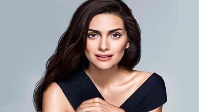 فنانة تركية شهيرة تثير الجدل بإخفاء خبر حملها