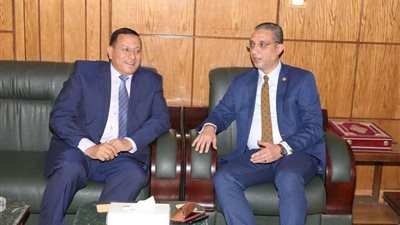 محافظ سوهاج يقدم التهنئة لمدير الأمن الجديد بعد توليه مهام منصبه