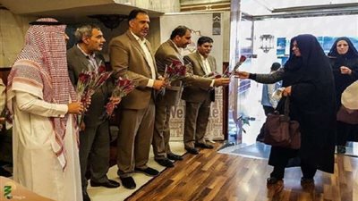 بالصور.. سلطات الحج السعودية تستقبل حُجاج إيران بالورود والحلويات