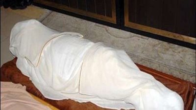 حكم تواجد الزوجة أثناء غسل زوجها بعد وفاته