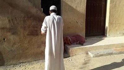بعد دفنها عامين.. شاب يُخرج جثمان والدته من القبر للصلاة عليها (صور)