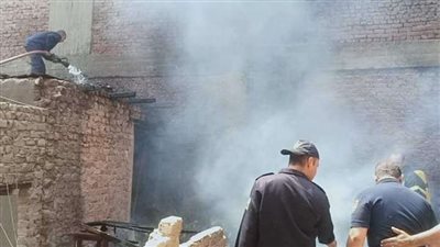 بـ3 سيارات.. السيطرة على حريق شركة سياحية في وسط البلد