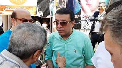 أنصار مصطفى كامل يوزعون العصائر داخل انتخابات الموسيقيين.. 