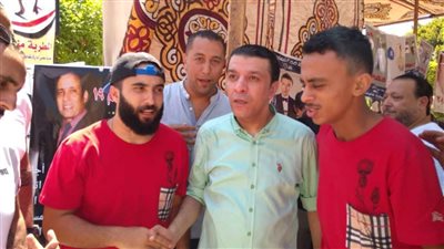 مصطفى كامل يعتدي بالضرب على أحد مؤيدي هاني شاكر