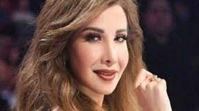 بالفيديو| برد فعل قوي.. نانسي عجرم تحرج أحد معجبيها