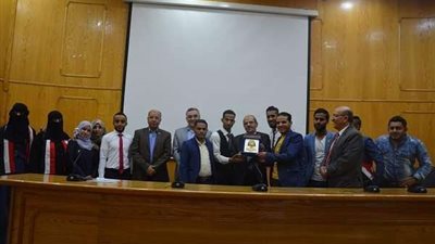 رئيس جامعة الفيوم يكرم طلاب الملتقى العربي للتدريب