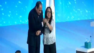 لفتة إنسانية.. السيسي يفاجىء متحدية إعاقة بالصعود على المسرح لتحيتها