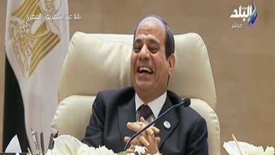 السيسي يدخل في نوبة ضحك بعد 