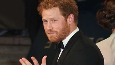 الأمير هاري يشعل 