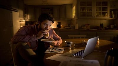 أبرزها سرطان المرئ والسكري.. 7 مخاطر من تناول الطعام ليلاً