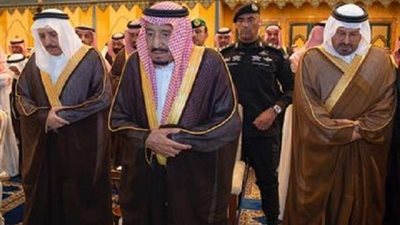 بالصور.. العاهل السعودي يؤدي صلاة الجنازة على شقيقه