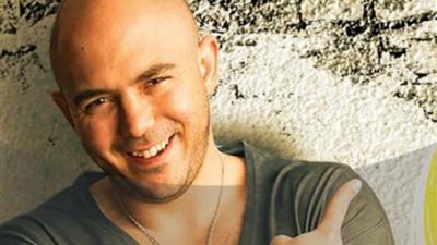 «هدوم العسيلي ترجع».. سر سفر المطرب المصري لإسبانيا بدون ملابس