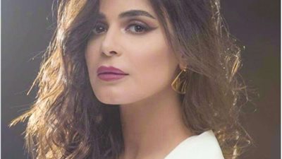 حافية القدمين.. رانيا منصور في أحدث ظهور لها بأحد الشواطئ