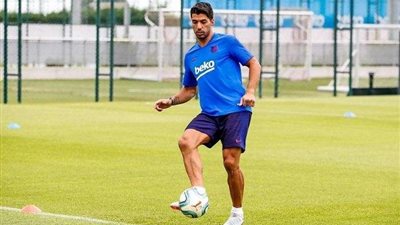 سواريز ينضم لتدريبات برشلونة للمرة الأولى منذ مشاركته في كوبا أمريكا
