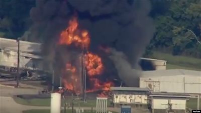 حريق ضخم بمجمع مصانع في هيوستن الأمريكية (فيديو)
