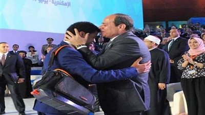 شباب حول الرئيس.. نماذج خطفت الأنظار بجانب السيسي في المؤتمرات