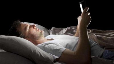 احذر.. ضوء الهواتف يتسبب في جفاف العين