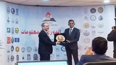 مجلس الوزراء يُكرم سكرتير عام محافظة الشرقية ومدير مركز المعلومات