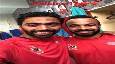 بالصور.. حسين الشحات مع افشة ومحمود متولي قبل انطلاق مران الأهلي