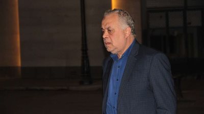 أشرف ذكى ووائل الإبراشي فى عزاء والدة الفنانة هالة صدقي