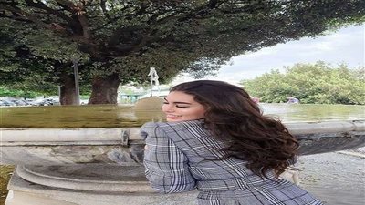 شاهد.. ياسمين صبري تخطف الأنظار أمام برج 