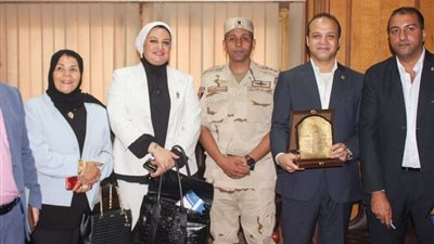 تكريم منظمي مبادرة الرئيس للتوظيف بالغرفة التجارية بالجيزة.. (صور)