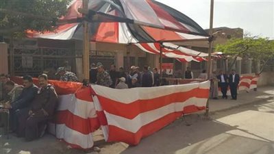 بالصور.. إقبال كثيف من الناخبين علي لجنة مدرسة رستم الابتدائية بحلوان