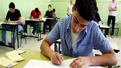 طلاب أولى ثانوي يؤدون امتحان مادة الكيمياء باختبارات الدور الثاني