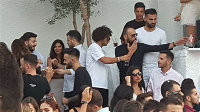 في أزمة جديدة تهدد مستقبله| عمرو وردة يتناول مشروبات كحولية باليونان.. 