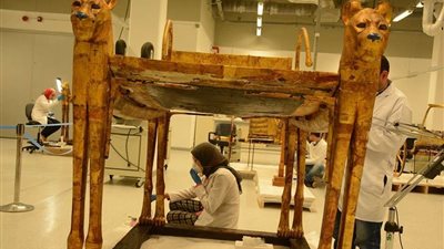 بالصور.. أعمال ترميم التابوت الذهبي للملك توت عنخ آمون
