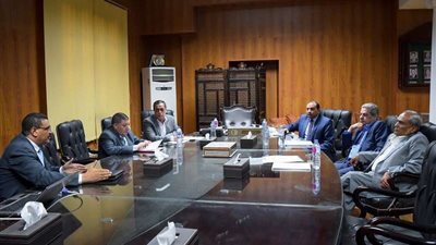 رئيس جامعة بنى سويف يترأس لجنة تقييم المرشحين لعمادة 