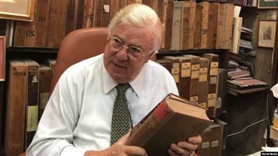 أحد ملاك مكتبة 