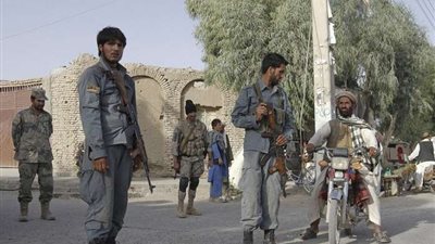 في حادث غريب.. رجل أمن أفغاني يطلق النار على أصدقائه