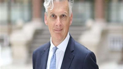 سفير بريطانيا بالقاهرة يعلق على مشروع قطار الـ