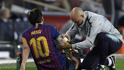 ميسي يتعرض للإصابة مع برشلونة ويُستبعد من مواجهة نابولي