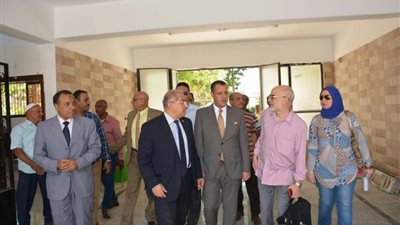 رئيس جامعة أسيوط يتفقد أعمال تجهيز أول صالات للامتحانات الإلكترونية بالجامعة