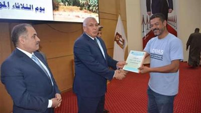 تسليم 42 عقد نهائي للمواطنين لتقنين أوضاعهم في الوادي الجديد