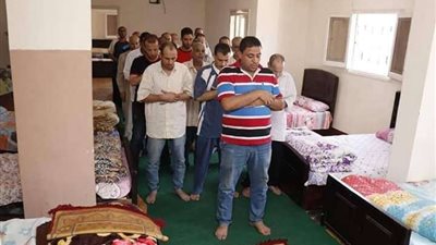 نزلاء إحدى دور الرعاية يؤدون صلاة الغائب على أرواح شهداء معهد الأورام