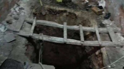 ضبط شخص أثناء تنقيبه عن الآثار داخل منزله بكفر شكر