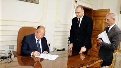 محافظ القاهرة: صرف إعانات عاجلة لمتضررى انهيار عقار زينهم