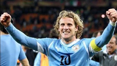 فورلان يعلن اعتزاله كرة القدم بعد مسيرة استمرت 21 عامًا