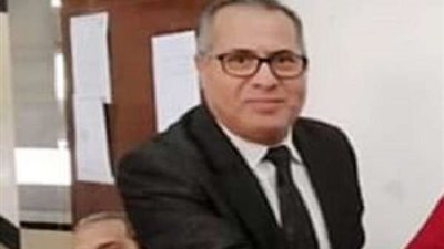 مدير مدرسة بالقليوبية يبتكر حلاً جديدًا لتمكين كل طفل من مقعده