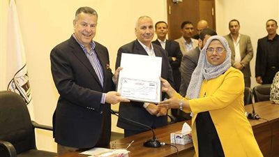 محافظ بني سويف يكرم المايسترو إيمان جنيدي أول مصرية تقود الأوركسترا