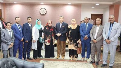 العاملين بالإدارة المحلية في بني سويف يكرمون المحافظ