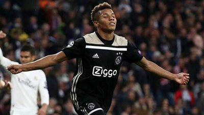 أياكس يجدد عقد نجم الفريق ويصدم أندية أوروبا